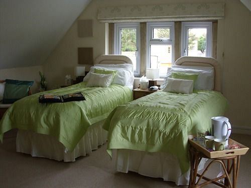 Second twin room with green bedding